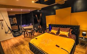 La loveroom bdsm grassoise La chambre des désirs